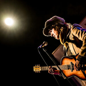 Stef Kamil Carlens in het Frans @ Le 140 (FrancoFaune 2020) © Lara Herbinia