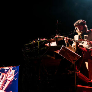 Stef Kamil Carlens in het Frans @ Le 140 (FrancoFaune 2020) © Lara Herbinia