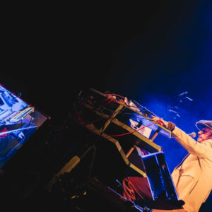 Stef Kamil Carlens in het Frans @ Le 140 (FrancoFaune 2020) © Lara Herbinia