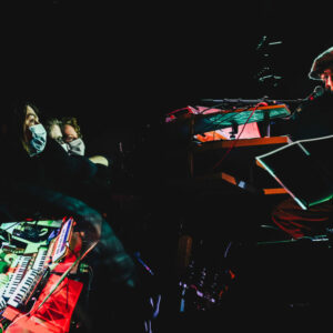 Stef Kamil Carlens in het Frans @ Le 140 (FrancoFaune 2020) © Lara Herbinia