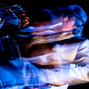 Stef Kamil Carlens in het Frans @ Le 140 (FrancoFaune 2020) © Lara Herbinia
