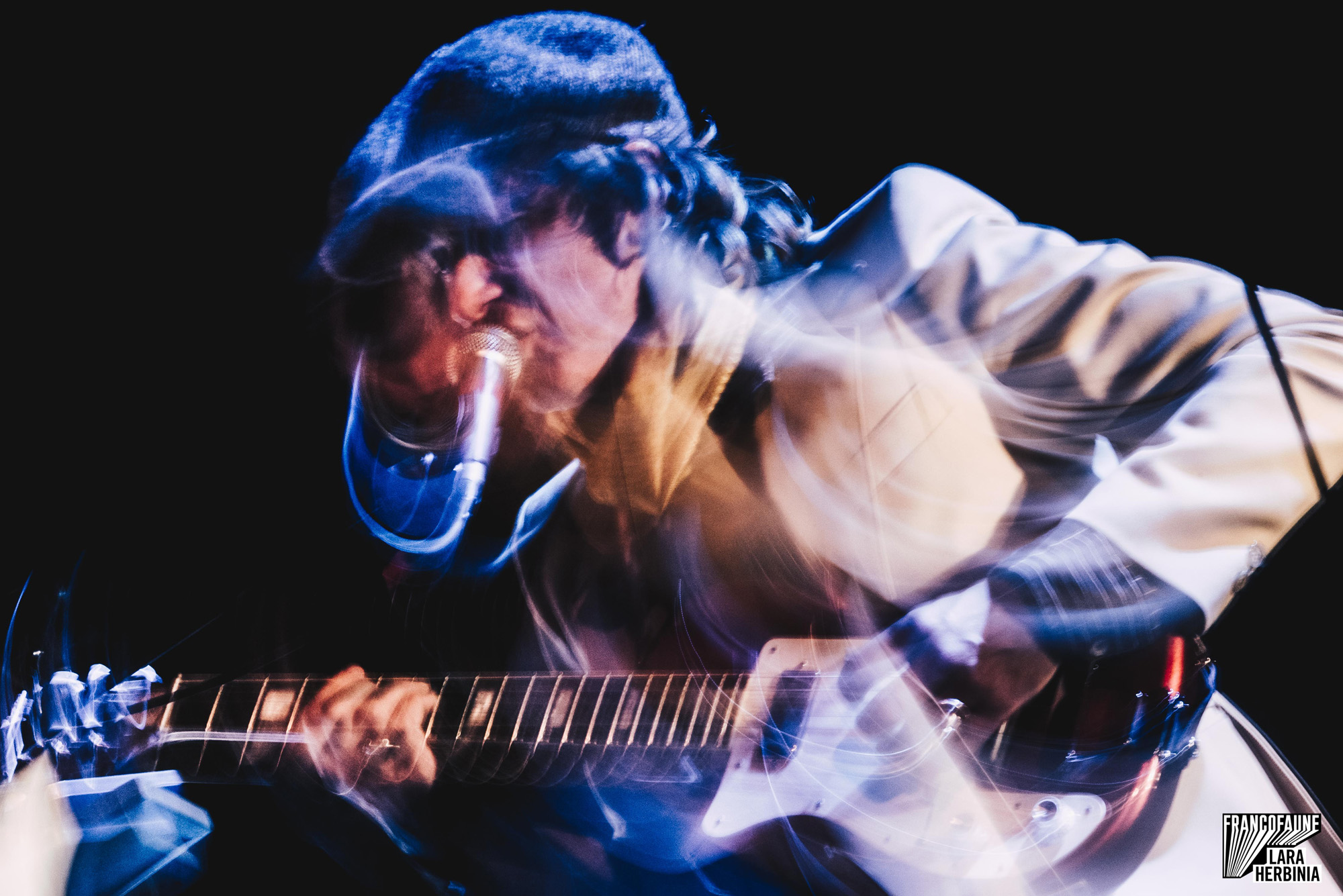 Stef Kamil Carlens in het Frans @ Le 140 (FrancoFaune 2020) © Lara Herbinia